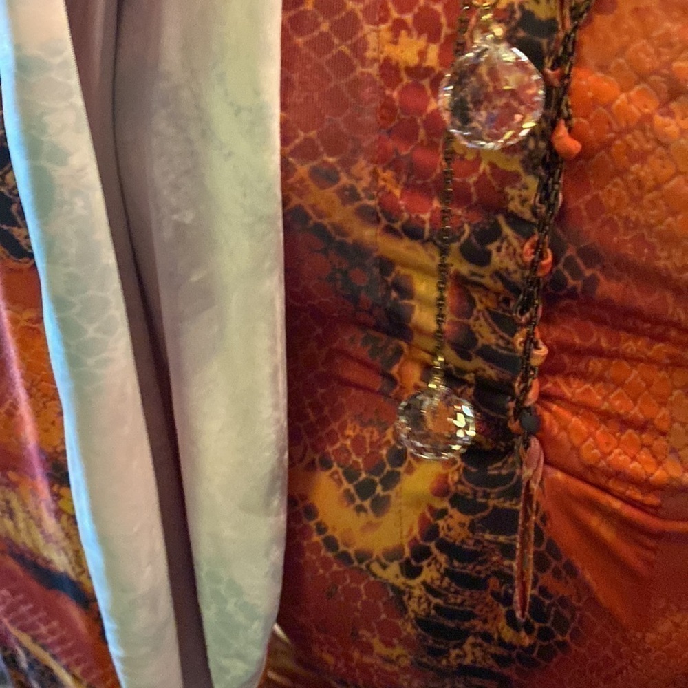 Featuring an orange material with a ombre Payton print design and long sleeve L - Picture 7 of 13